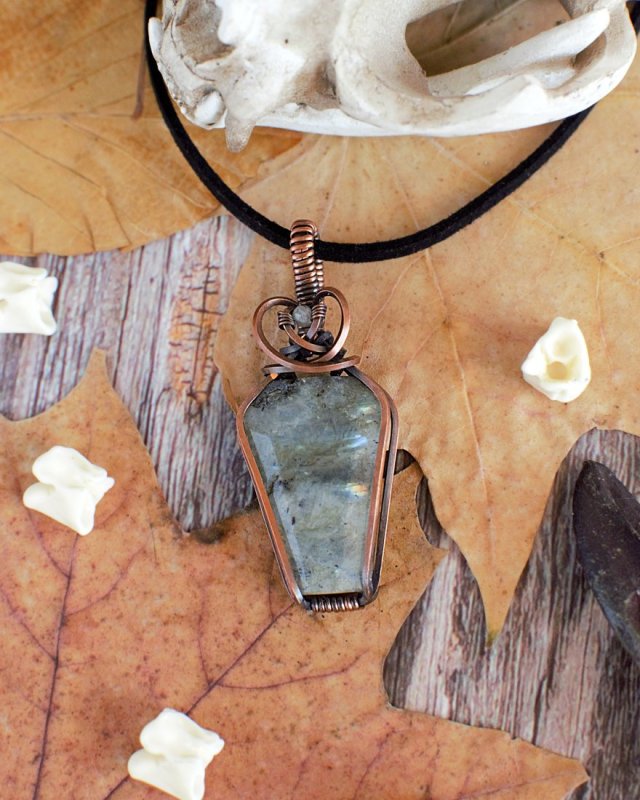 Wisior trumna labradoryt miedź antyczna jesień halloween