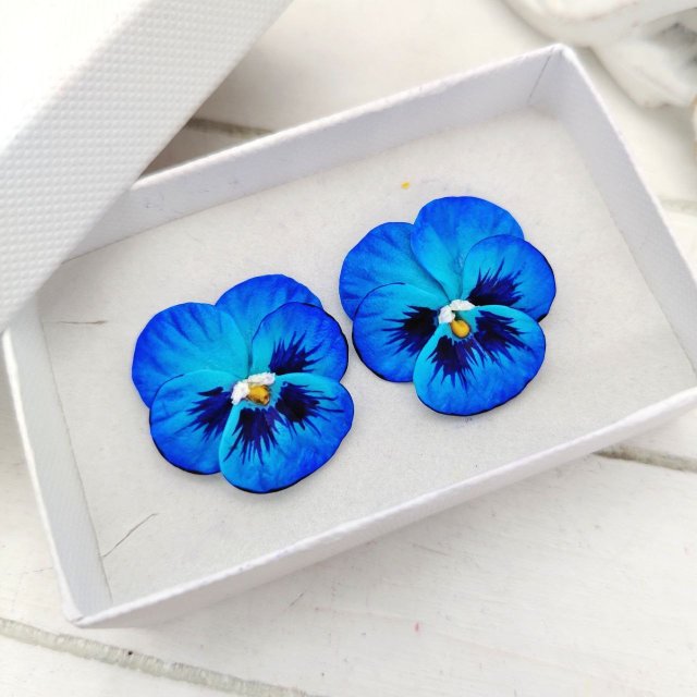 Kolczyki sztyfty kwiaty niebieskie z polimerowej gliny ręcznie malowane lakierowane biżuteria handmade prezent w pudełku