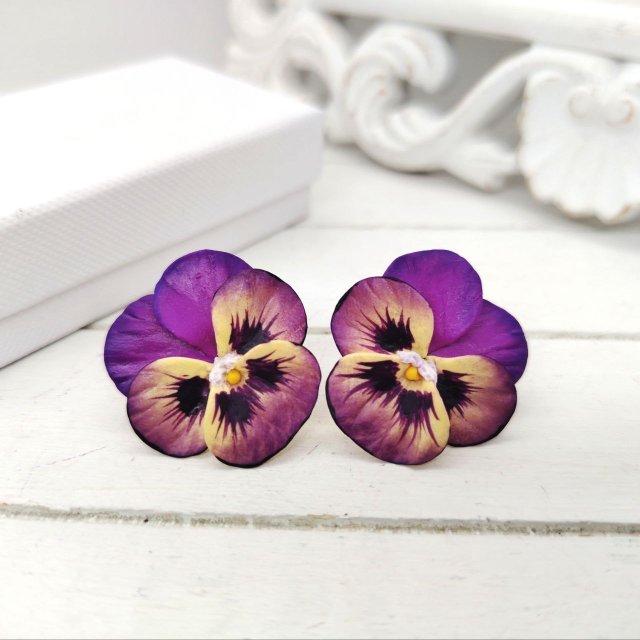 Kolczyki sztyfty bratki  28 mm w odcieniach fioletowo-żółtych