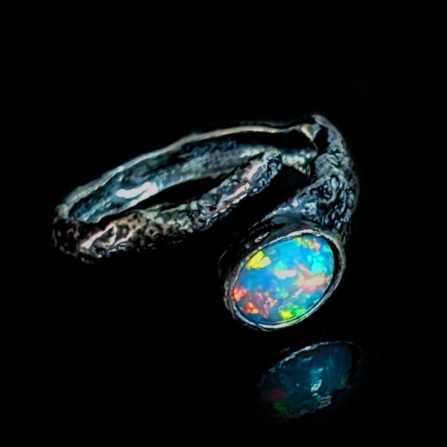 OPAL W SREBRNEJ GAŁĄZCE