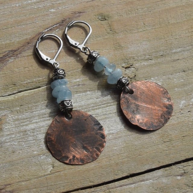 Kolczyki z kutej, oksydowanej miedzi i akwamarynu /2/