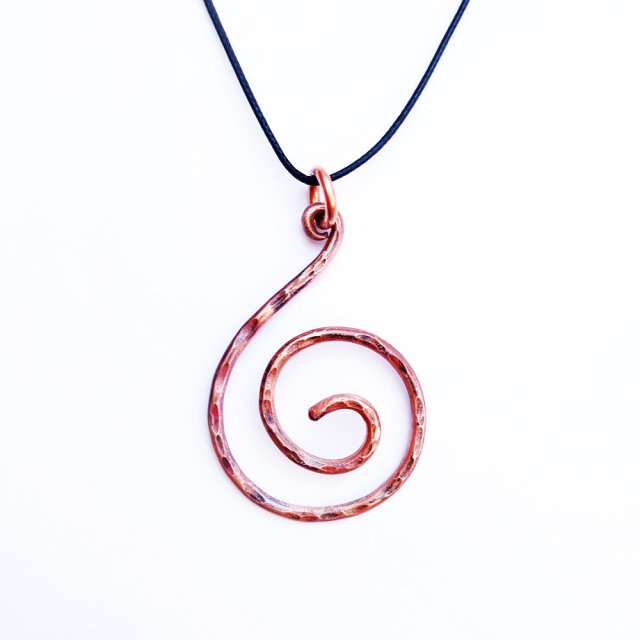 Wisiorek z czystej miedzi, spirala ślimaka. Amulet mocy