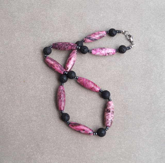 Naszyjnik z oliwkami mineralnymi, lawą wulkaniczną i hematytem – 42 cm