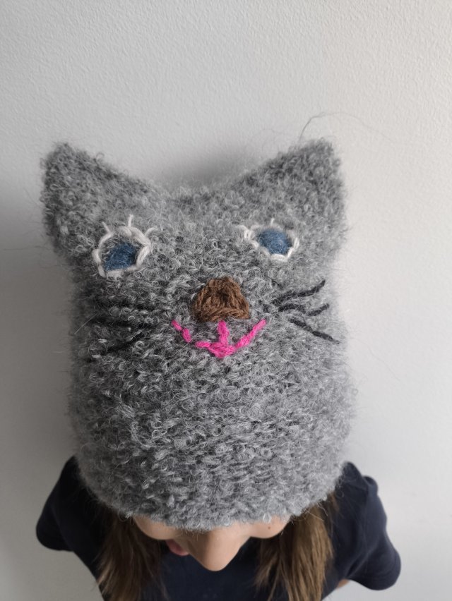 Czapka kotek bouclé na zamówienie
