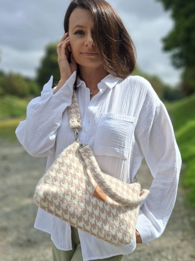 Torebka z puchatej tkaniny w pepitkę Różowa