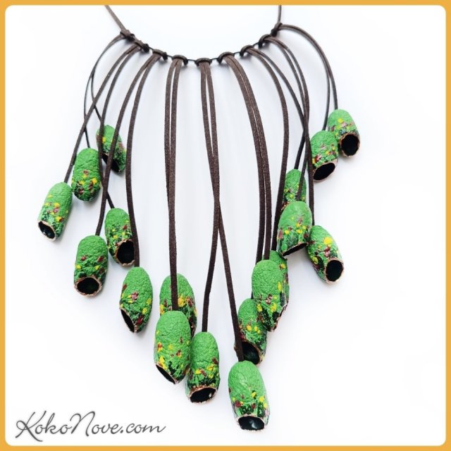 Naszyjnik z jedwabnych kokonów