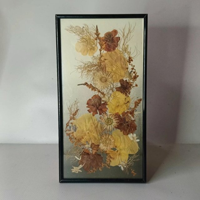 Obrazek suszone kwiaty w ramce za szkłem