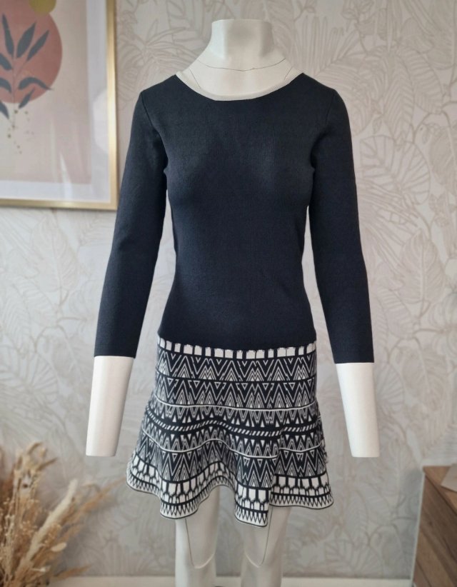 Sukienka z rozkloszowanym dołem czarna algeometryczny wzór 38 M s jesień zima