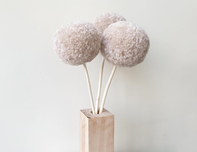 Trzy Duże Kwiaty z Pomponów.