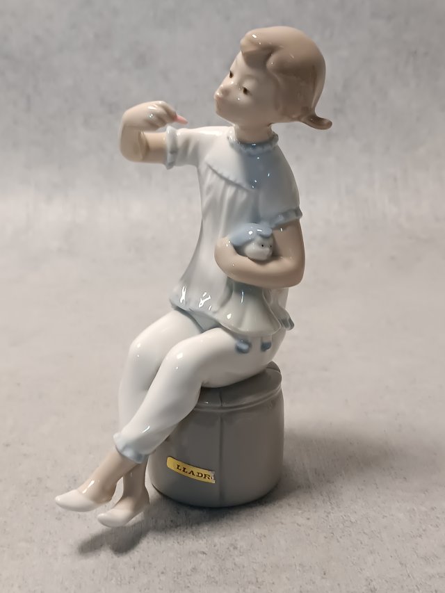 LLADRO #1083G Dziewczynka z lalką