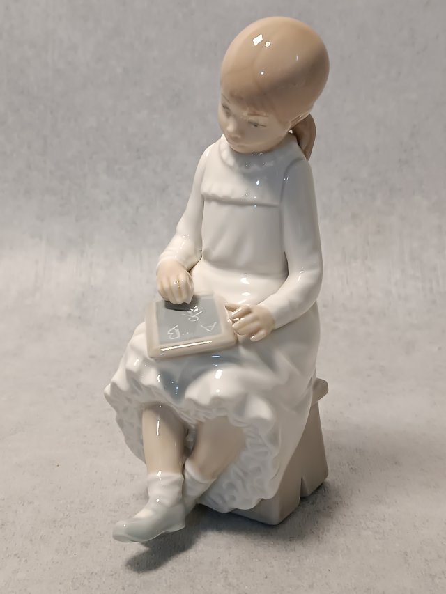LLADRO seria NAO #117 Dziewczynka z tabliczką "Girl with Slate"