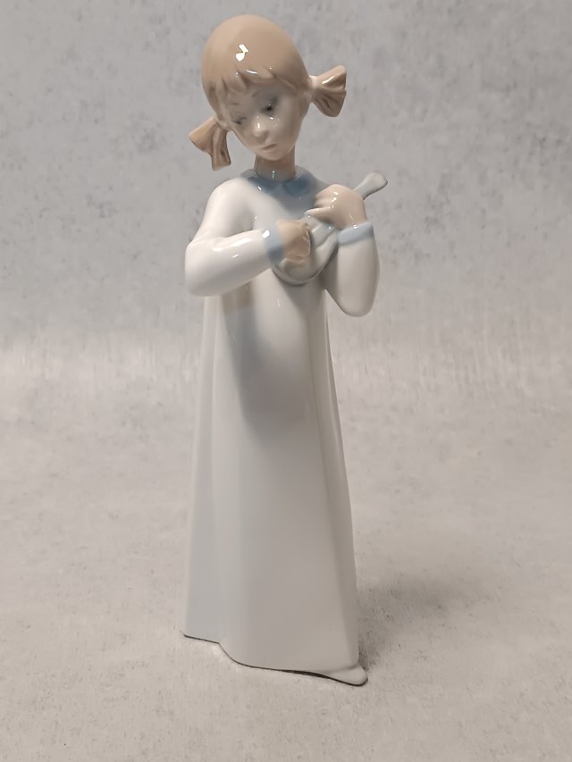 LLADRO seria NAO Dziewczynka z gitarą #67G/M Girl with Guitar