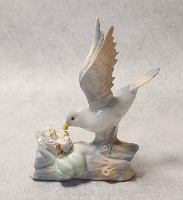 CASADES Ptak karmiący młode Powrót do gniazda Hiszpania