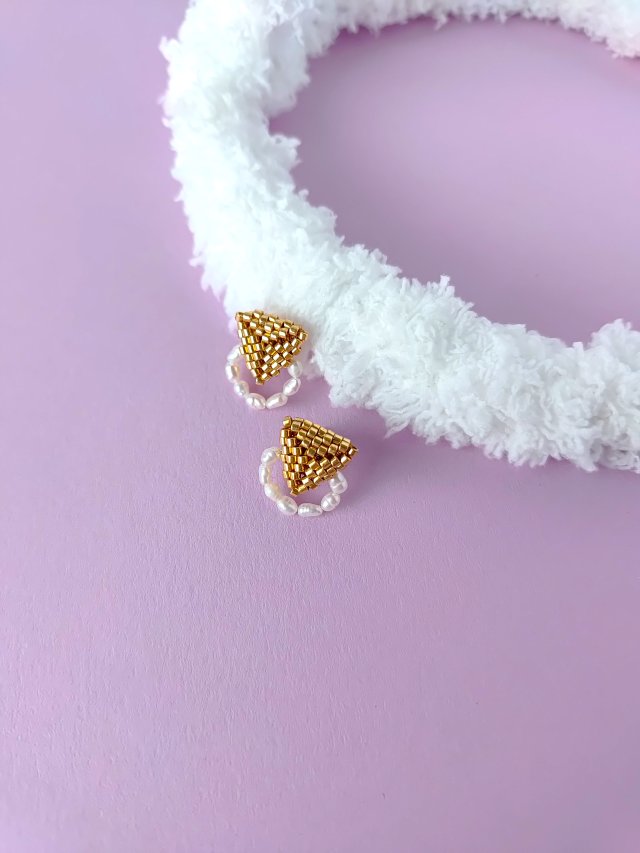 Minimalistyczne kolczyki z koralików z perłami