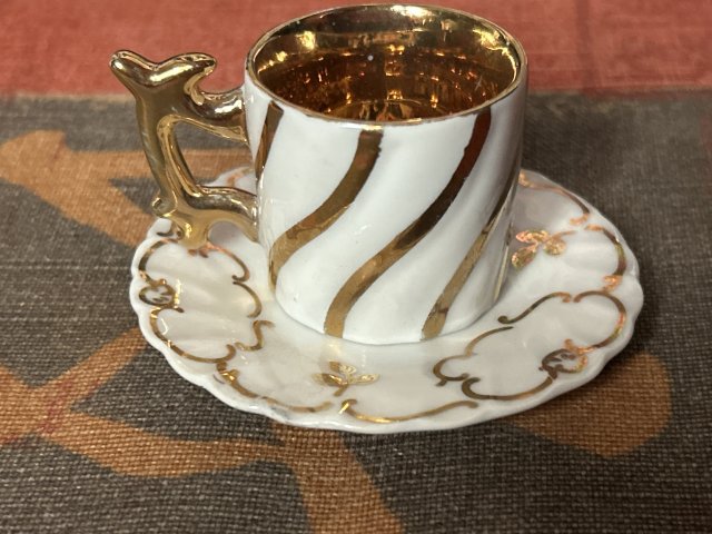 Regal kolekcjonerska miniatura porcelanowa filiżanka ze spodkiem