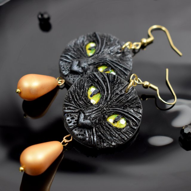 Czarny kot - długie kolczyki ze złotymi kropelkami