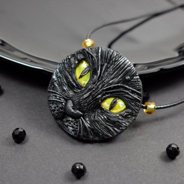 Wisiorek czarny kot - biżuteria z charakterem