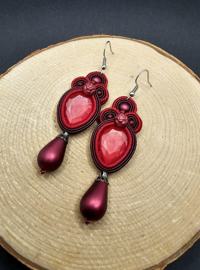 Bordowe kolczyki sutasz z kryształkami