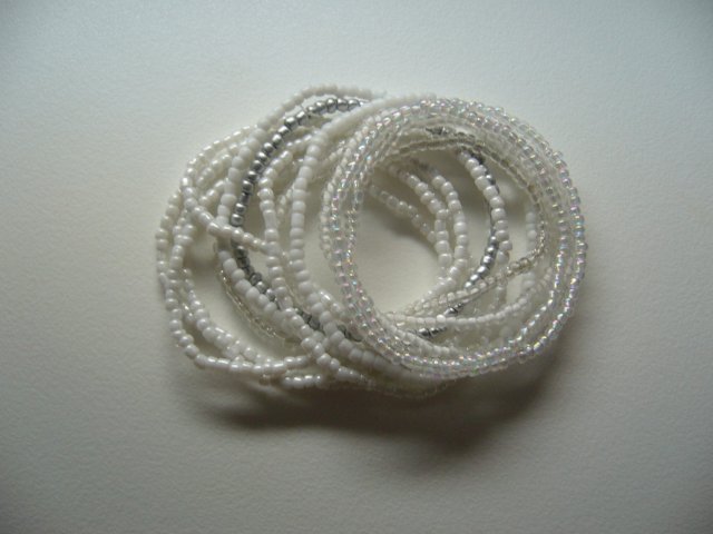 BRANSOLETKI ZE SZKLANYCH KORALIKÓW - 13 SZTUK