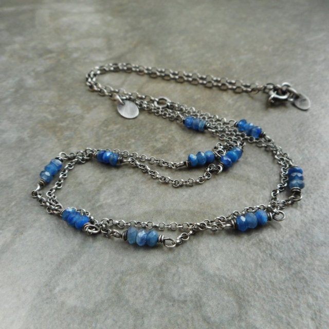 srebrny naszyjni z kianitem