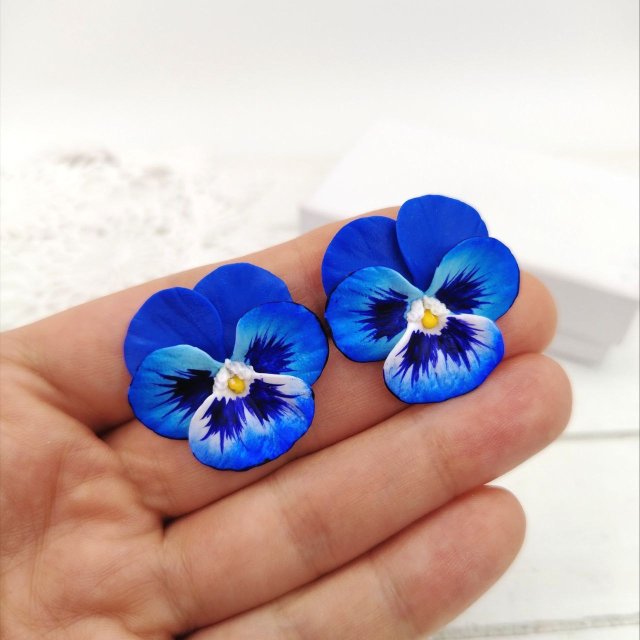 Kolczyki sztyfty kwiaty niebieskie z polimerowej gliny ręcznie malowane lakierowane biżuteria handmade prezent w pudełku