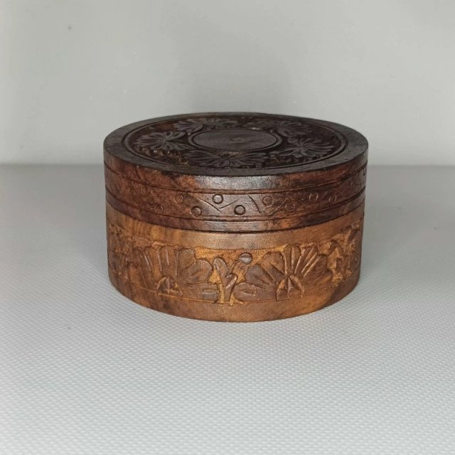 Drewniane rzeźbione puzderko szkatułka vintage