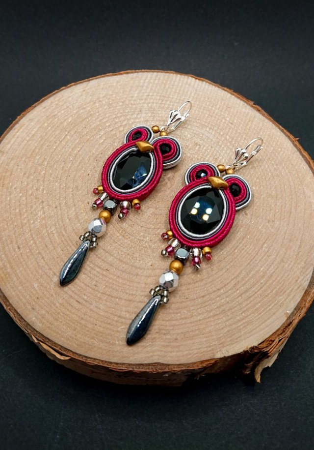 Bordowo-szare kolczyki sutasz z czarnymi kryształkami