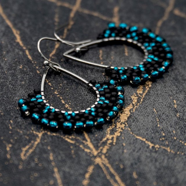 Kolczyki z drobnymi koralikami "Kasjopeja"