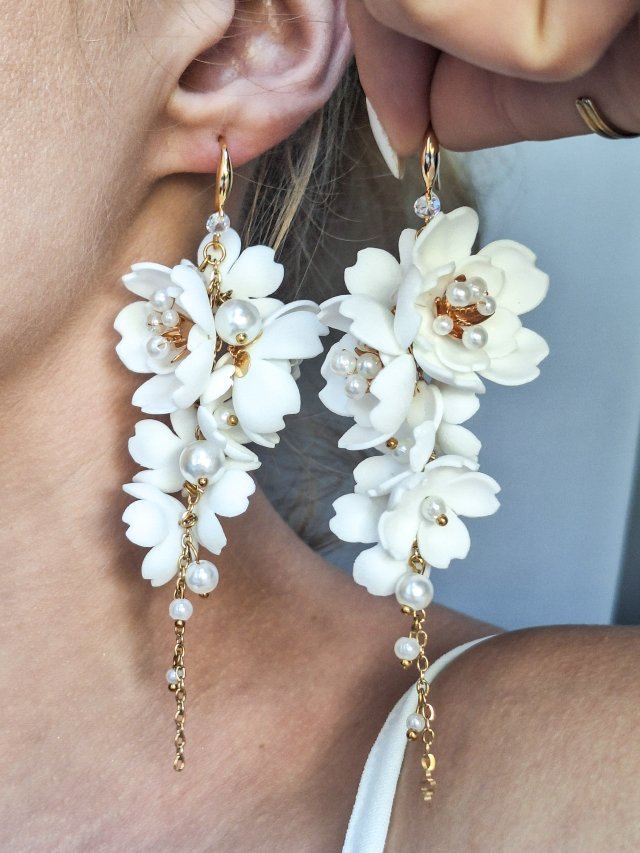 Długie kolczyki pozłacane ślubne białe kwiaty