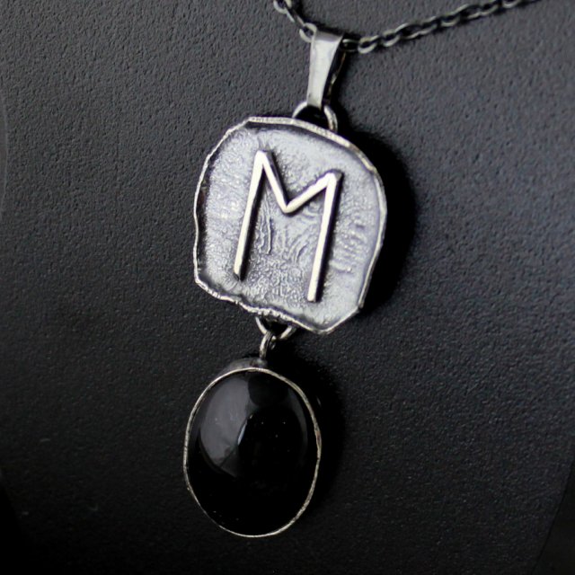 Runa Eihwaz z onyksem - srebrny amulet z runą