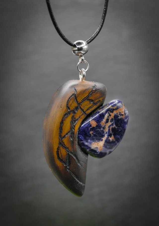 Wisiorek "Orzech i Sodalit –z drewna orzecha, amulet zamknięty w kawałku drewna, pirografia, prezent, Wood Pendant, biżuteria, handmade
