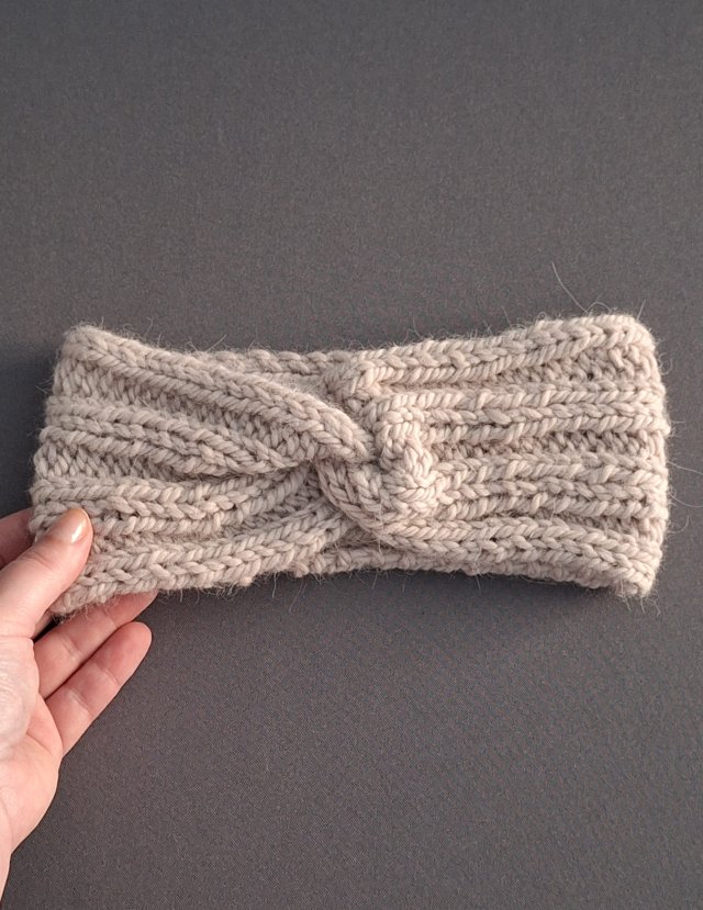 Handmade na chłodniejsze dni – OPASKA wełniana robiona na DRUTACH – BEŻOWA, (wapień)