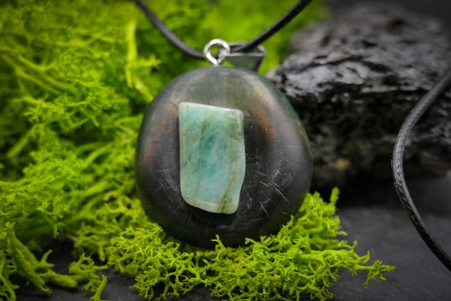 SZMARAGD naturalny - Wisiorek z drewna brzozy, amulet zamknięty w kawałku drewna, pirografia, prezent, Wood Pendant, biżuteria, handmade