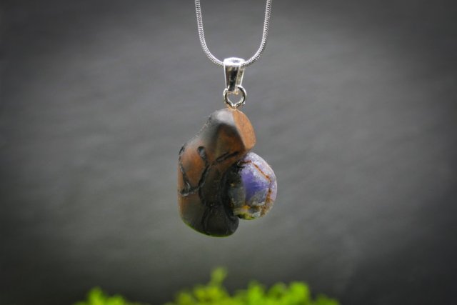 SZAFIR naturalny - Wisiorek z drewna orzecha, amulet zamknięty w kawałku drewna, pirografia, prezent, Wood Pendant, biżuteria, handmade