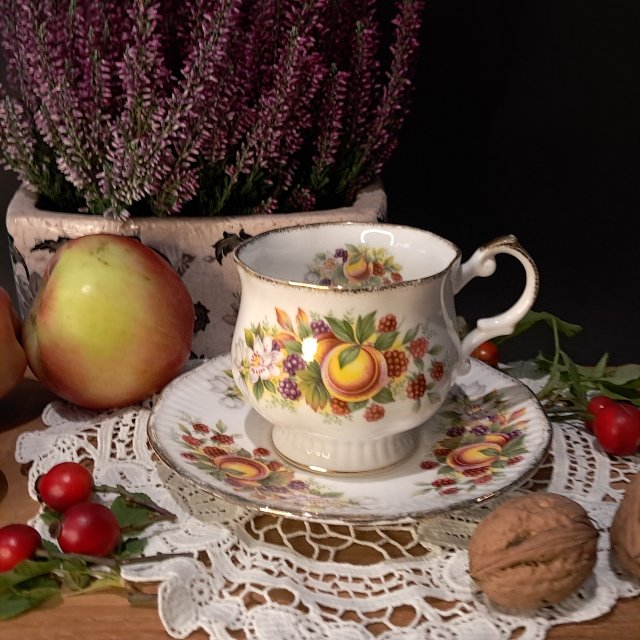 Angielska porcelana Rosina Queens filiżanka i spodek jesienny wzór jeżyny i brzoskwinie