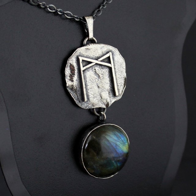Runa Mannaz z labradorytem - srebrny amulet z runą