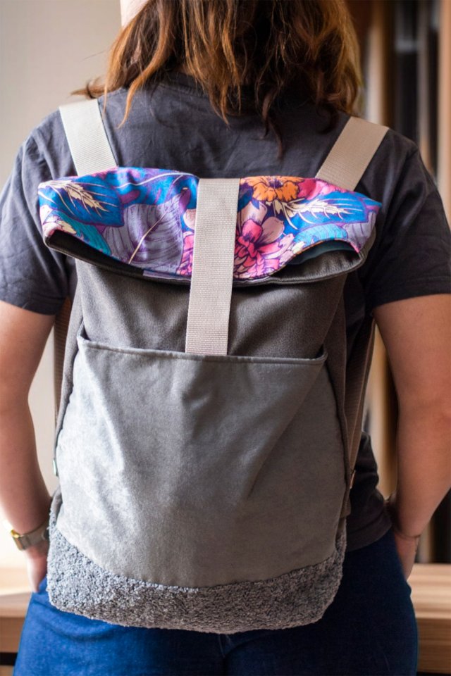 Szary duży składany plecak kurierski w kwiaty