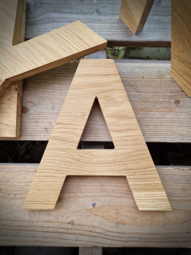 Litera z drewna wysokość 20cm, napisy z drewna, literka drewniana dębowa, naturalne lite Drewno, dąb, dekoracje na ścianę, do postawienia