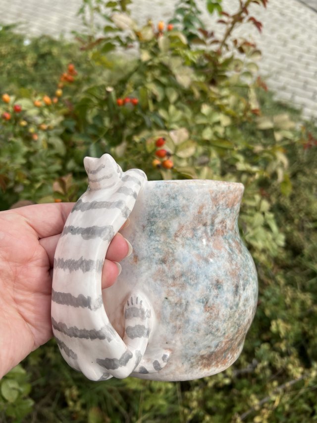 Mały, ręcznie wykonany ceramiczny wazon – do suszonych kwiatów