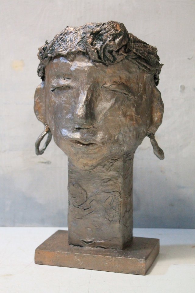 Złota Doniczka Głowa – Antyczna Osłonka na Rośliny