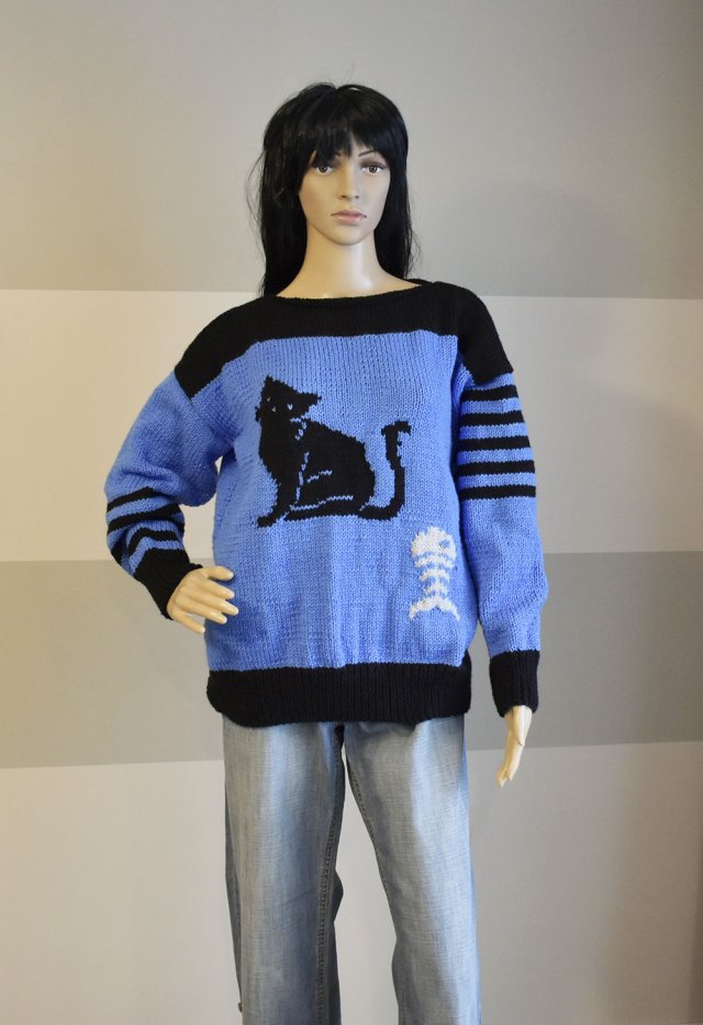 Sweter handmade z kotem niebiesko-czarny, unikat robiony ręcznie