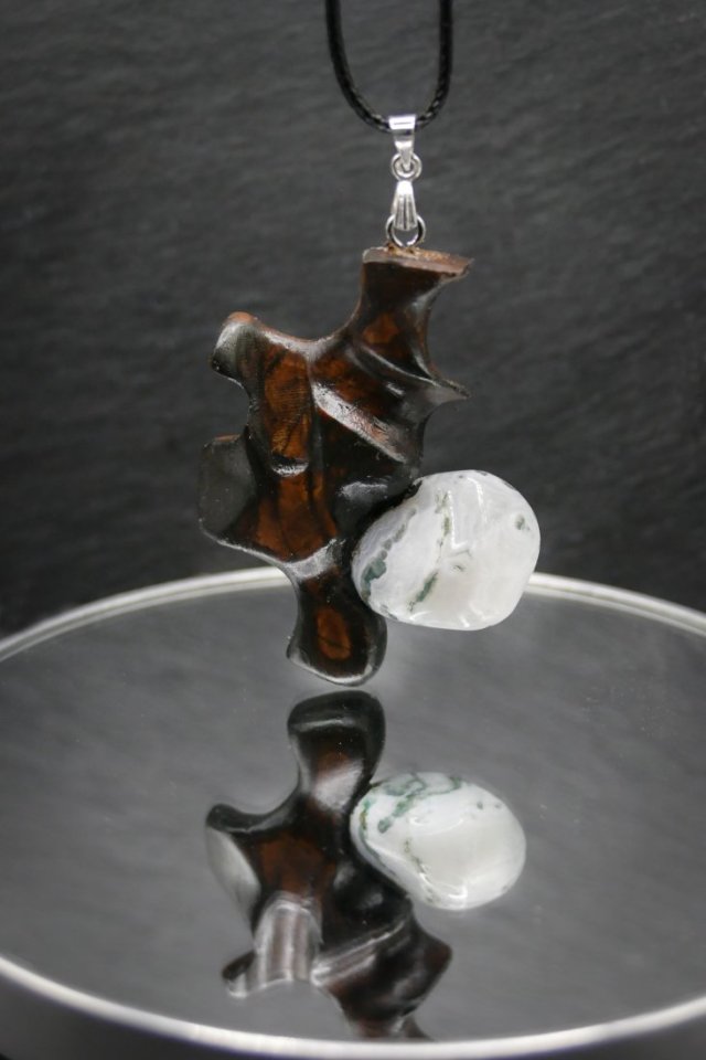 Ręcznie rzeźbiony wisiorek z orzecha, agat mszysty– biżuteria z duszą natury - pirografia prezent dla kobiety dla niej Unique Jewelry Design