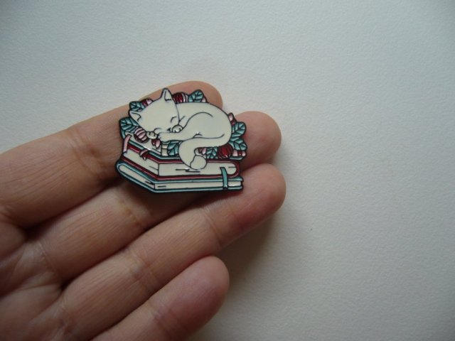 PIN PRZYPINKA BROSZKA ŚPIĄCY KOTEK