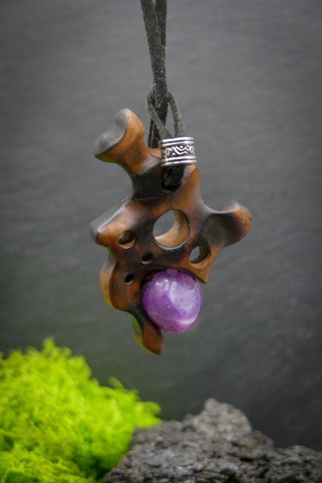 Ręcznie rzeźbiony wisiorek z czereśni, agat– biżuteria z duszą natury - pirografia prezent dla kobiety Unique Jewelry Design