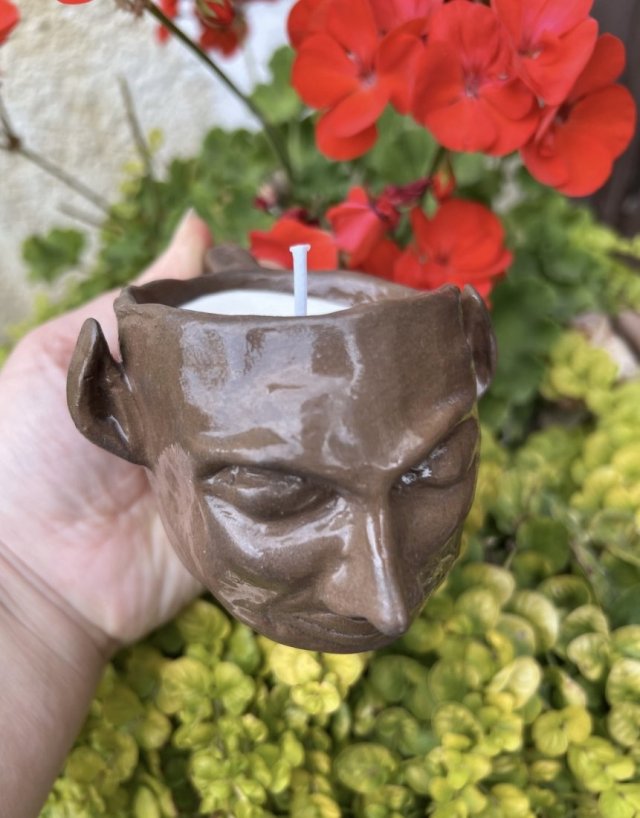 Ręcznie wykonana świeca z głową elfa – ceramiczny świecznik z wosku sojowego