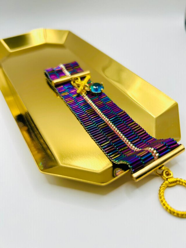 Elegancka bransoletka, mieniąca się różnymi kolorami :)