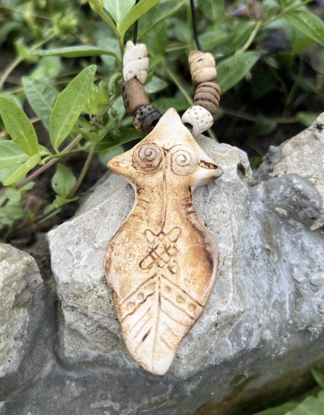 Ręcznie wykonany ceramiczny wisiorek – symbol starożytnej Wenus, na skórzanym sznurku