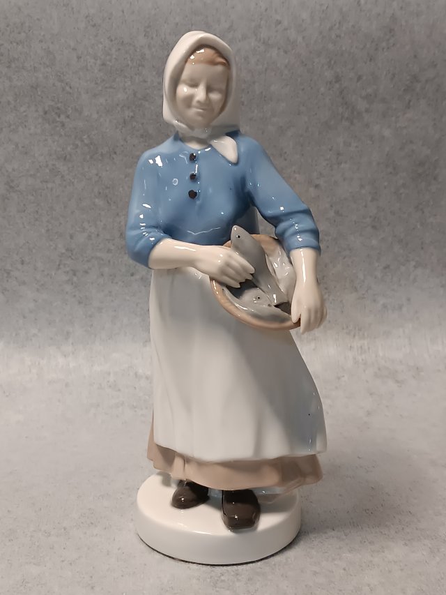 LIPPELSDORF Figura porcelana Kobieta z rybą Turyngia