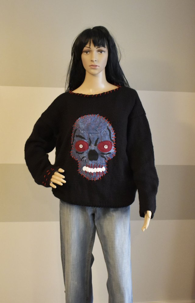 Czarny sweter handmade z naszytą aplikacją czaszki - unikatowy upcycling