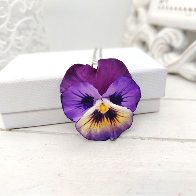 Naszyjnik z kwiatem bratka z gliny polimerowej na stalowym łańcuszku, biżuteria Kwiatowa, bratek fioletowy, romantyczny podarunek